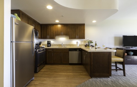 1 & 2 BEDROOM CONDOS - Full Kitchens